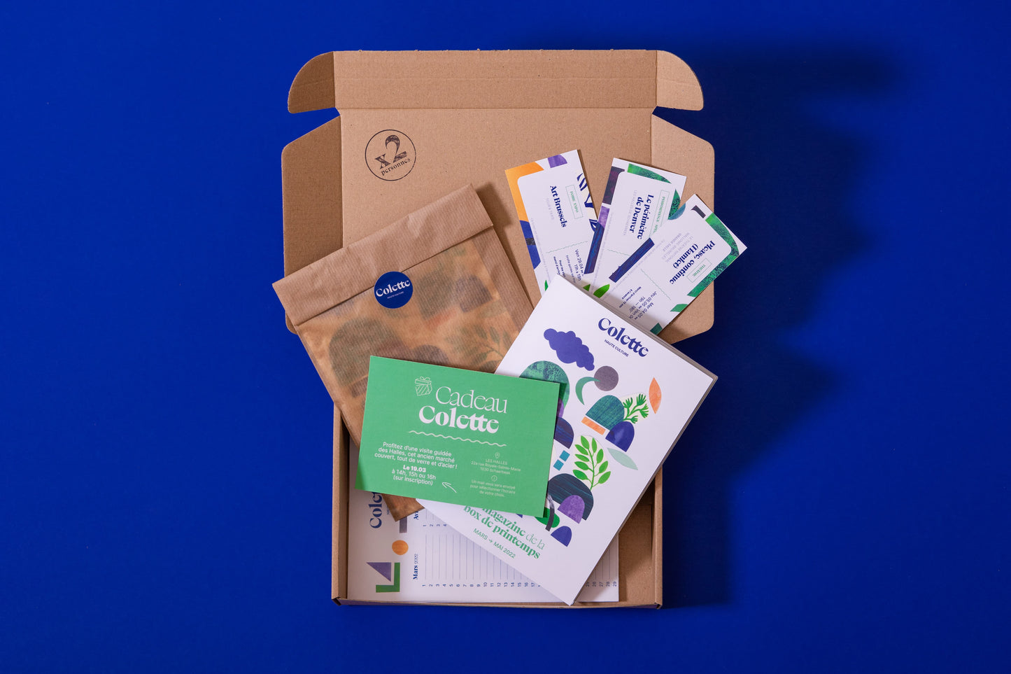 La Box culturelle Colette Haute Culture est une box culturelle trimestrielle à Bruxelles. Il s'agit d'un abonnement culturel pour Bruxelles. On peut aussi l'offrir car la Box culturelle Colette Haute Culture est un cadeau original à Bruxelles. C'est un peu comme un abonnement culturel, ou un pass culturel pour Bruxelles. C'est un coffret cadeau qu'on s'offre à soi ou pour des amis ou des couples. C'est une box culture qui sert d'agenda culturel !