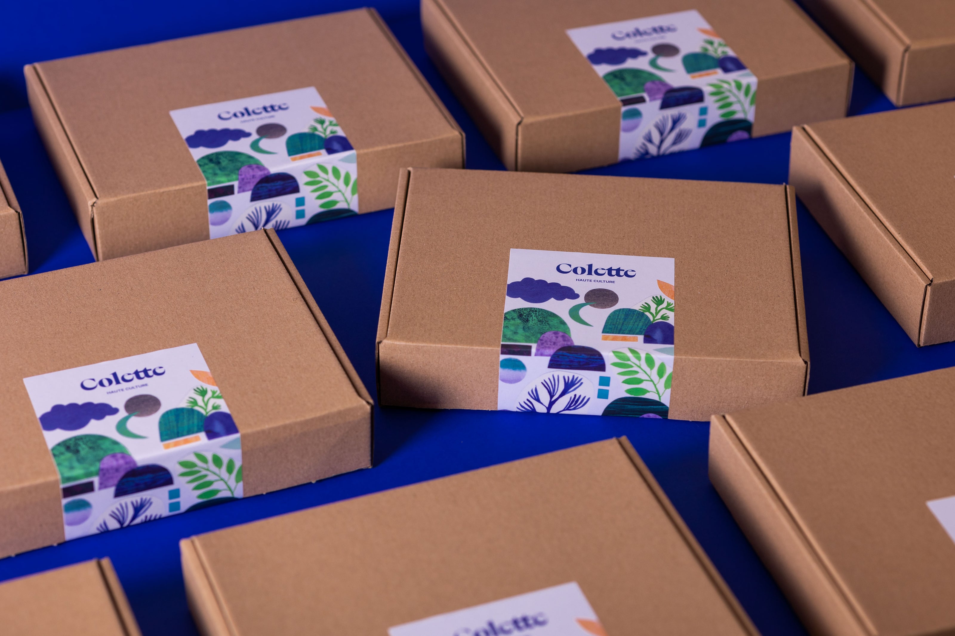 La Box culturelle Colette Haute Culture est une box culturelle trimestrielle à Bruxelles. Il s'agit d'un abonnement culturel pour Bruxelles. On peut aussi l'offrir car la Box culturelle Colette Haute Culture est un cadeau original à Bruxelles. C'est un peu comme un abonnement culturel, ou un pass culturel pour Bruxelles. C'est un coffret cadeau qu'on s'offre à soi ou pour des amis ou des couples. C'est une box culture qui sert d'agenda culturel !